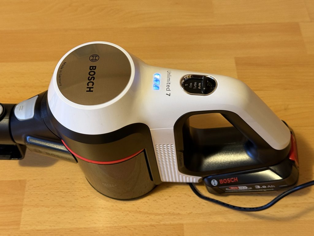 Bosch Unlimited 7 BSS711W Akku-Staubsauger beim Akkuladen