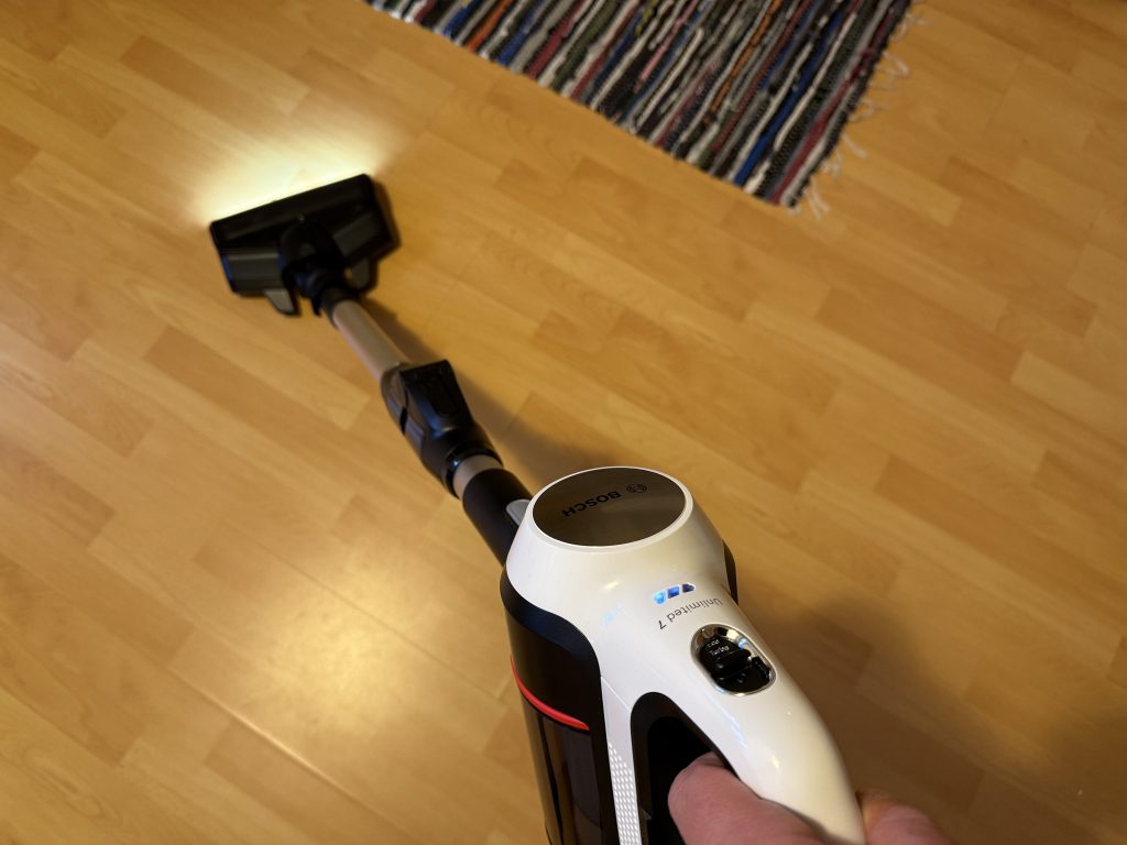 Bosch Unlimited 7 BSS711W Akku-Staubsauger beim Saugen