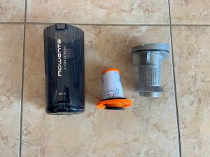 Ausgebaute Teile des Tanks des Rowenta X-Force Flex 14.60 Aqua Saugwischers