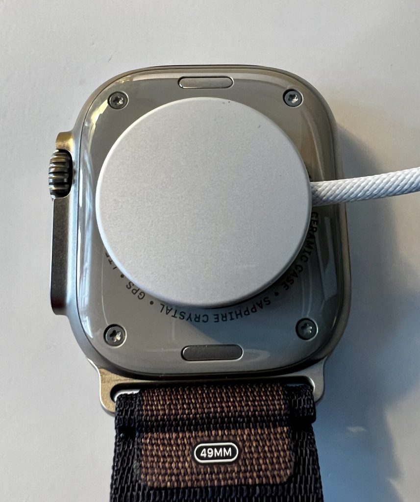 Apple Watch Ultra 2 Smartwatch beim Laden
