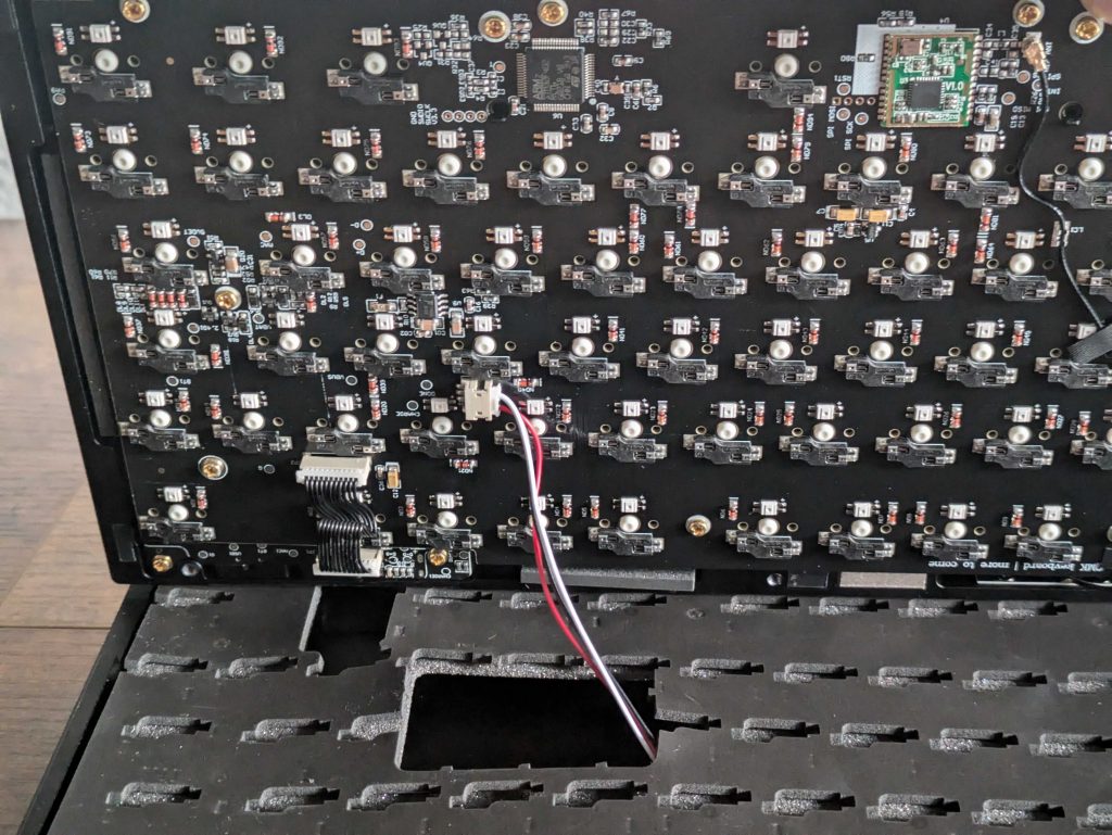 Keychron Q5 MAX Tastatur aufgeschraubt in der Nahansicht