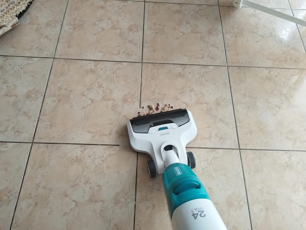 Leifheit Regulus Aqua PowerVac Pro 2.0 Saugwischer in Benutzung (3)