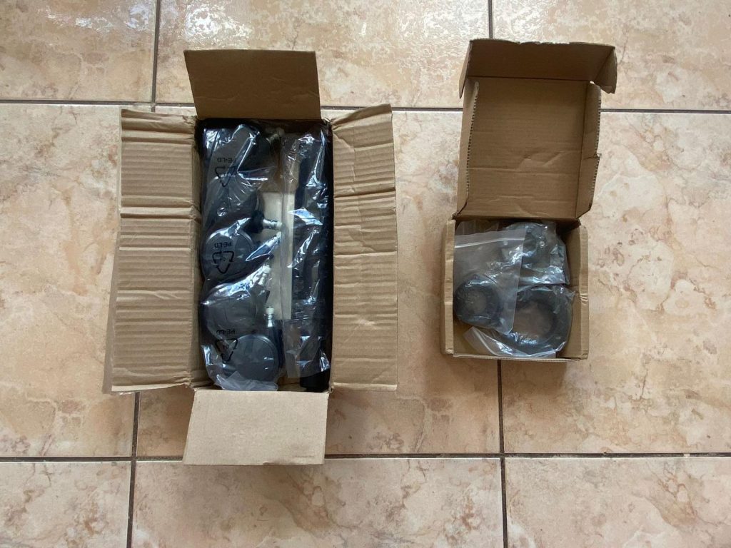 Zubehör des Ofinto Ergo Bürostuhls teilweise verpackt