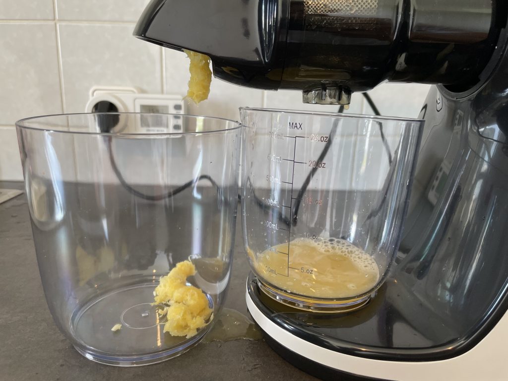 AMZCHEF ZM1501 Slow-Juicer während des Entsaftens