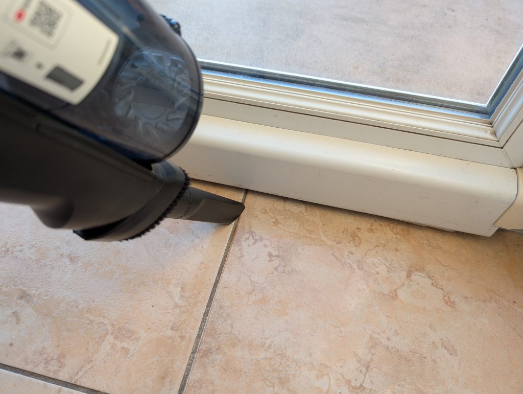 Rowenta X-Force Flex 14.60 Aqua Saugwischer im Einsatz an Kanten (2)