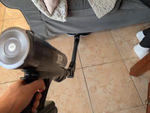Rowenta X-Force Flex 14.60 Aqua Saugwischer in der Hand