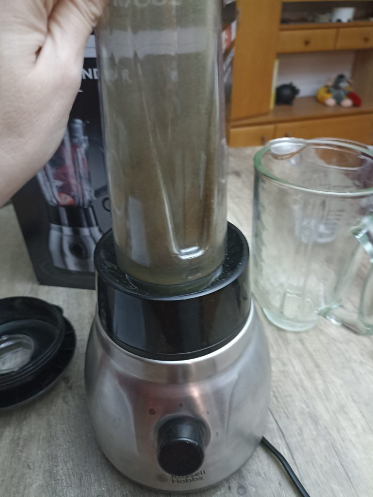 Russell Hobbs 2-in-1 Standmixer, Zerkleinern von getrockneter Brennessel