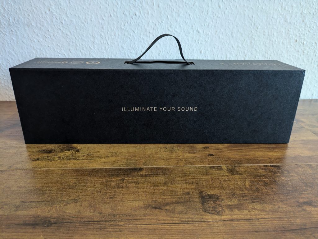Verpackung der Razer Leviathan V2 X PC-Lautsprecher mit Schlaufe von hinten