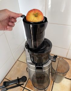 AOBOSI SJ-022 Slow-Juicer beim Einfüllen eines ganzen Apfels