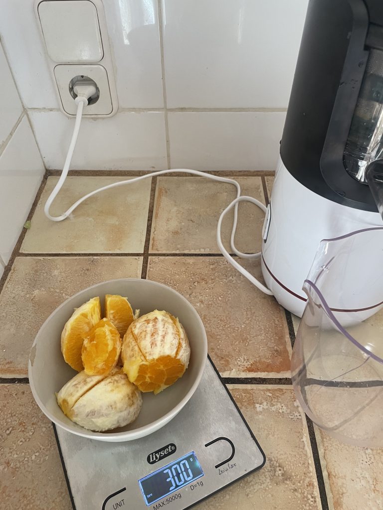 Bosch VitaExtract MESM500W Slow-Juicer abgewogene Orangen