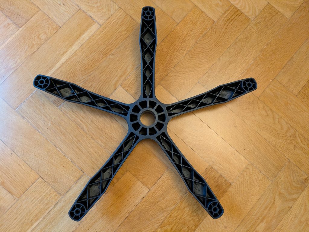 Drehkreuz des Diablo X-Ray 2.0 Gaming-Stuhls von unten