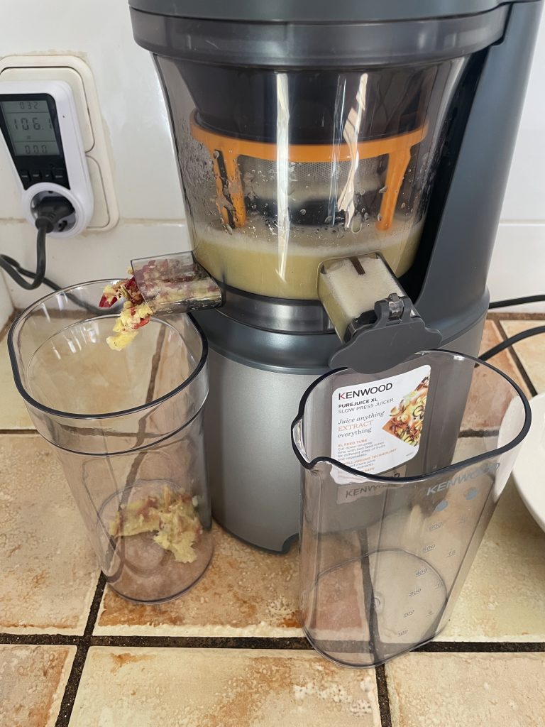 Kenwood PureJuice Pro JMP85.00SI Slow-Juicer beim Entsaften von Äpfeln