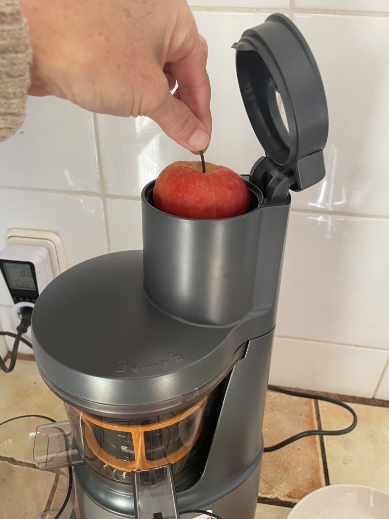 Kenwood PureJuice Pro JMP85.00SI Slow-Juicer Verwendung der großen Einfüllöffnung