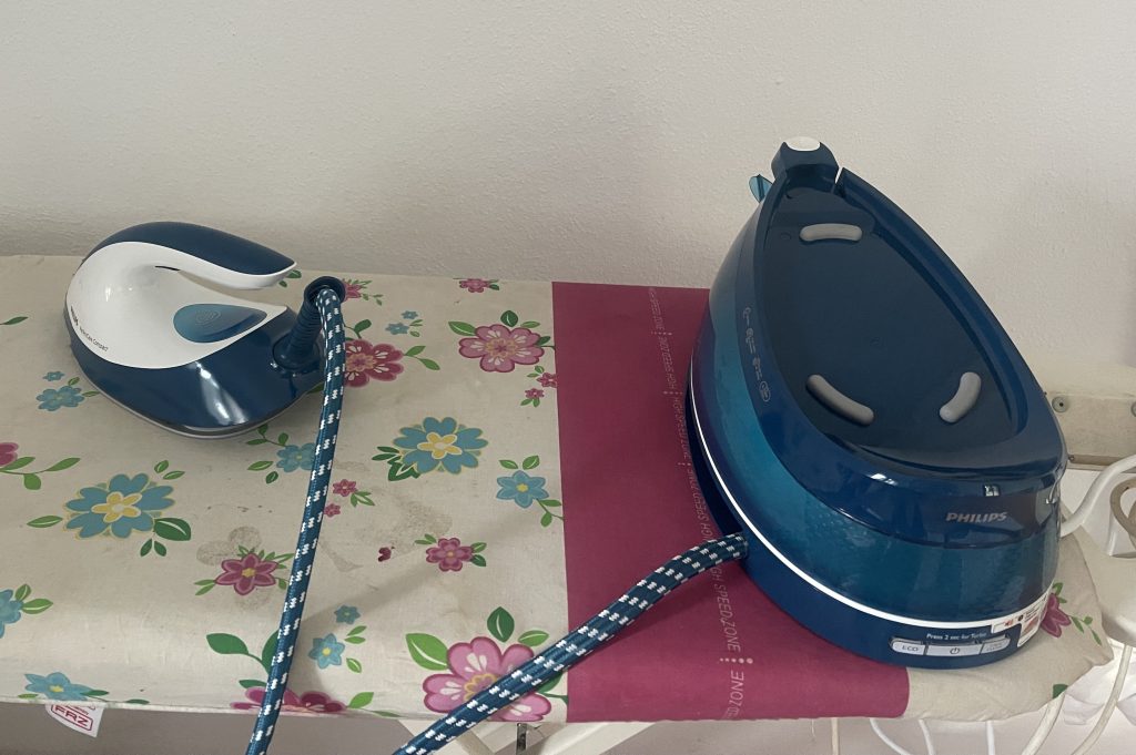 Philips PerfectCare Compact GC7844:20 Dampfbügelstation auf dem Bügelbrett