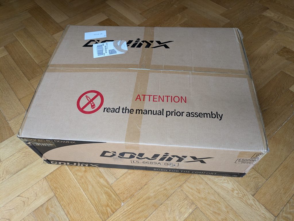 Verpackung des Dowinx LS 6689 Gaming-Stuhls von vorne