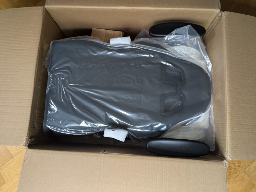 Verpackung des Robas Lund DX Racer 6 OHFD32NW Gaming Stuhls geöffnet