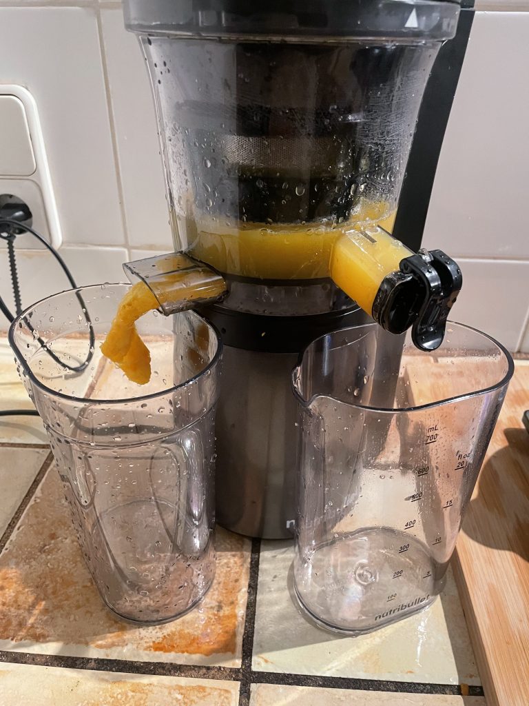 nutribullet NBJ500 Slow-Juicer während des Entsaftens von Möhren