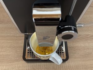 Tchibo Esperto Pro Kaffeevollautomat beim Abfüllen