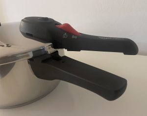 Amazon Basics Schnellkochtopf geöffneter Griff