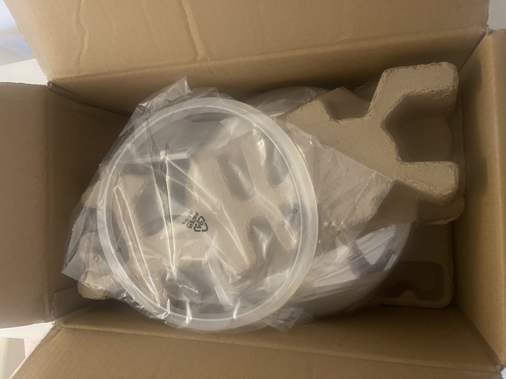 Amazon Basics Schnellkochtopf im geöffneten Karton