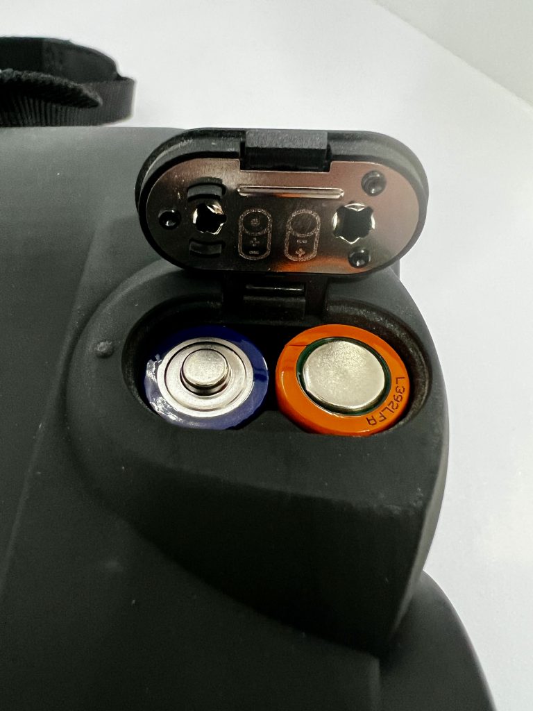 Canon 10x30 is II Fernglas Batteriefach