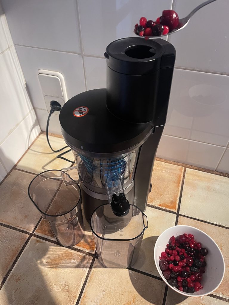 Panasonic MJ-L700KXE Slow-Juicer beim Einfüllen der angetauten Früchte
