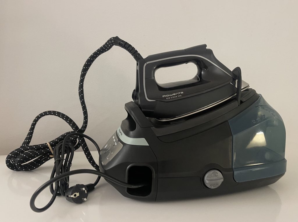 Rowenta Eco Steam Pro DG9640F0 Dampfbügelstation von der Seite