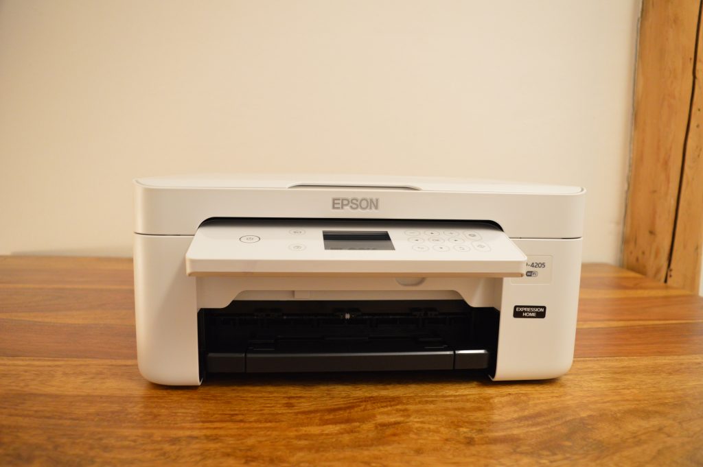 Epson Expression Home XP-4205 Drucker Frontansicht mit hochgeklapptem Bedienfeld