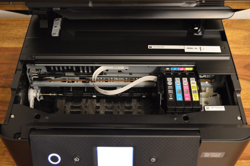 Epson WorkForce WF-2960DWF Drucker mit eingesetzten Farbpatronen