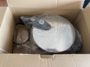 BRA Vitesse Schnellkochtopf im geöffneten Karton von oben