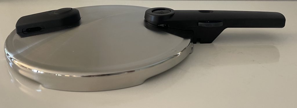 Fissler Vitaquick® Premium Schnellkochtopf Deckel von der Seite
