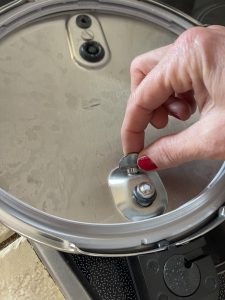 Fissler Vitaquick® Premium Schnellkochtopf Flügelschraibe zum Entfernen des Griffs