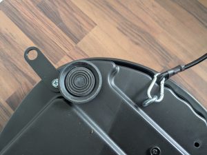 Bluefin Fitness SLIM Vibrationsplatte von unten mit Expandband