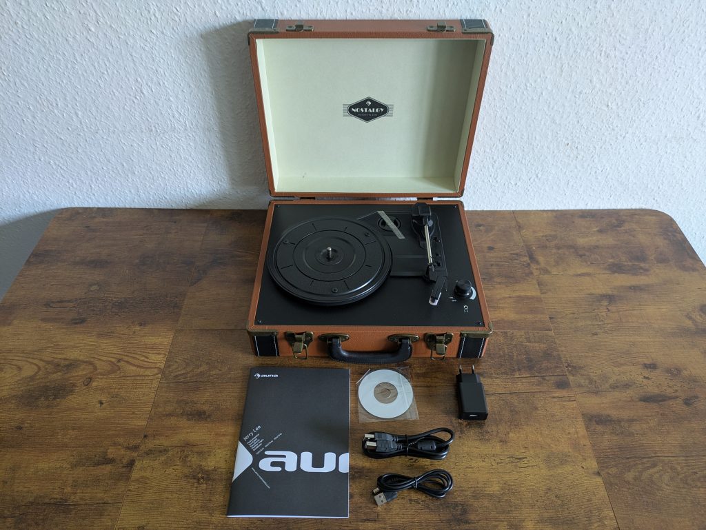 Lieferumfang des auna Jerry Lee Plattenspielers geöffnet