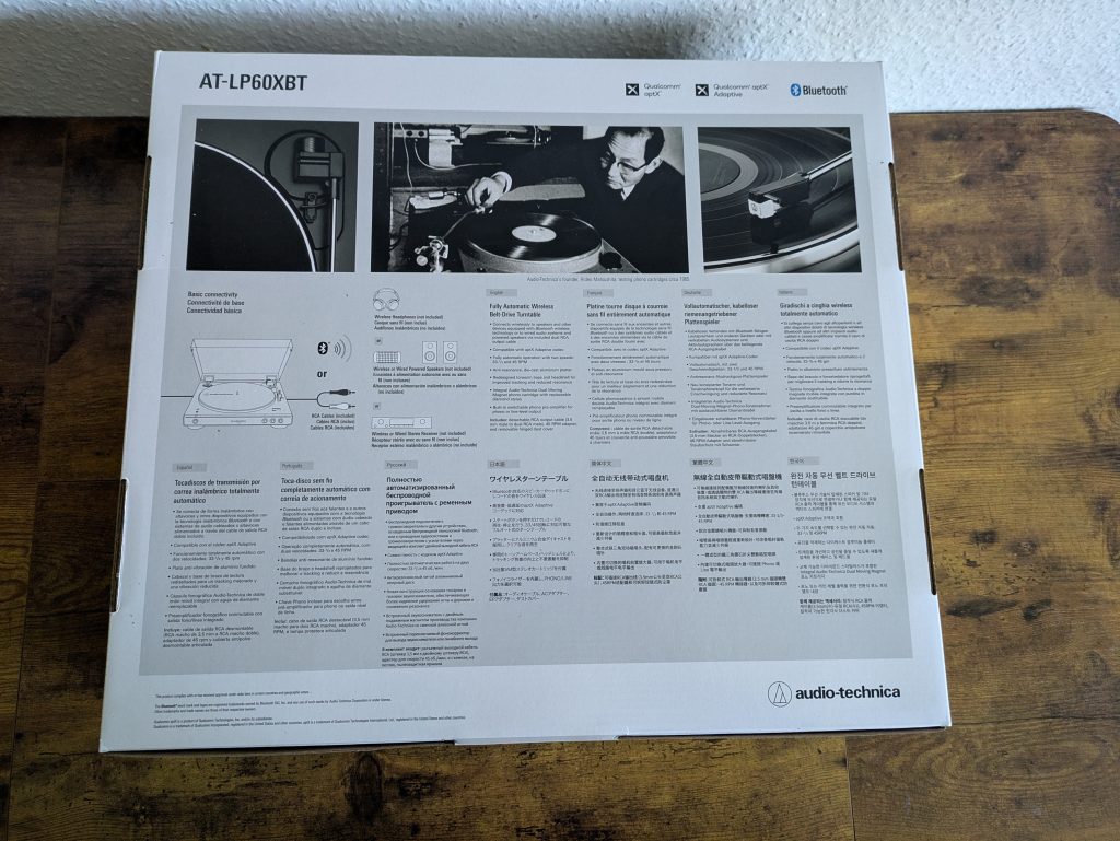 Verpackung des Audio-Technica LP60XBTBK Plattenspielers von unten