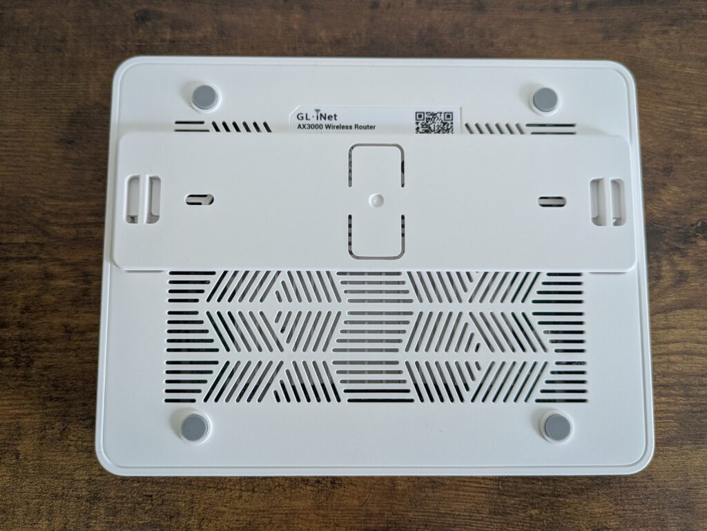 GL.iNet GL-B3000 Router mit Wandhalterung