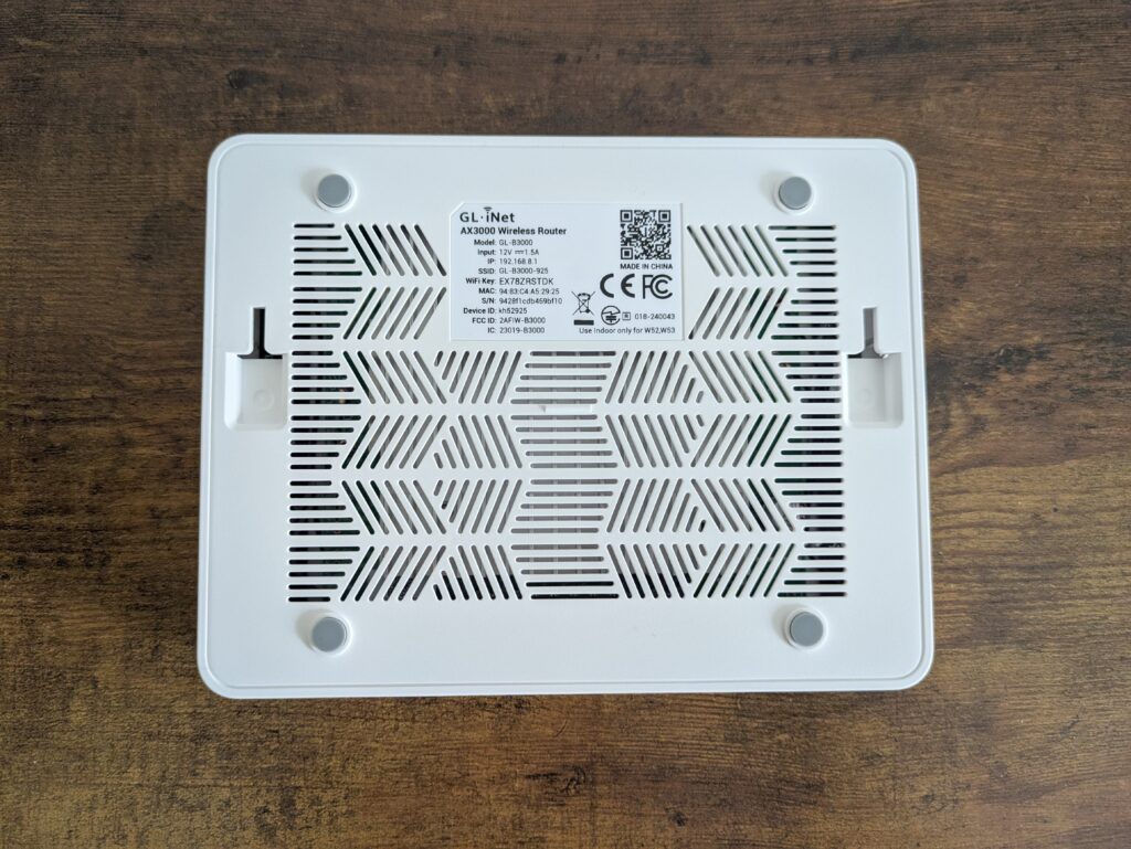 GL.iNet GL-B3000 Router von unten