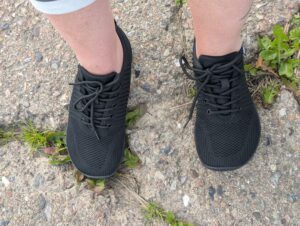 Geweo Foot Barfußschuhe auf unebenem Untergrund