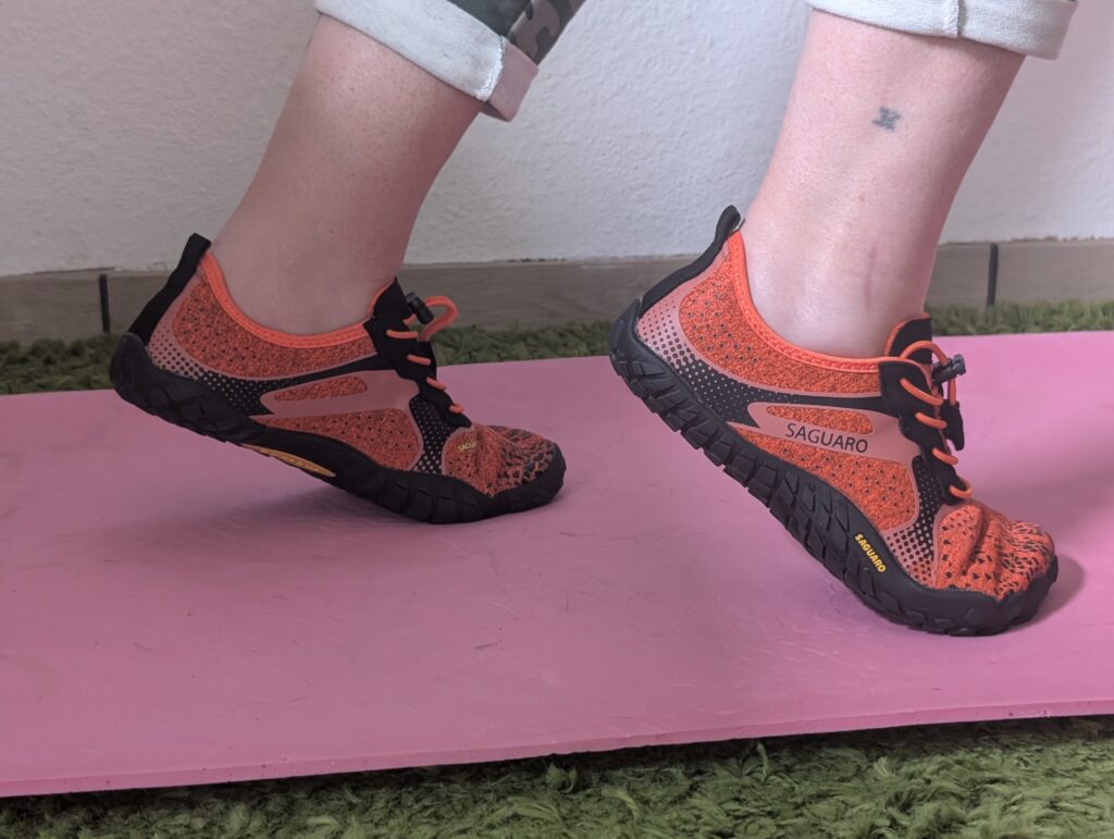 Saguaro Unisex Barfußschuhe auf Gymnastikmatte