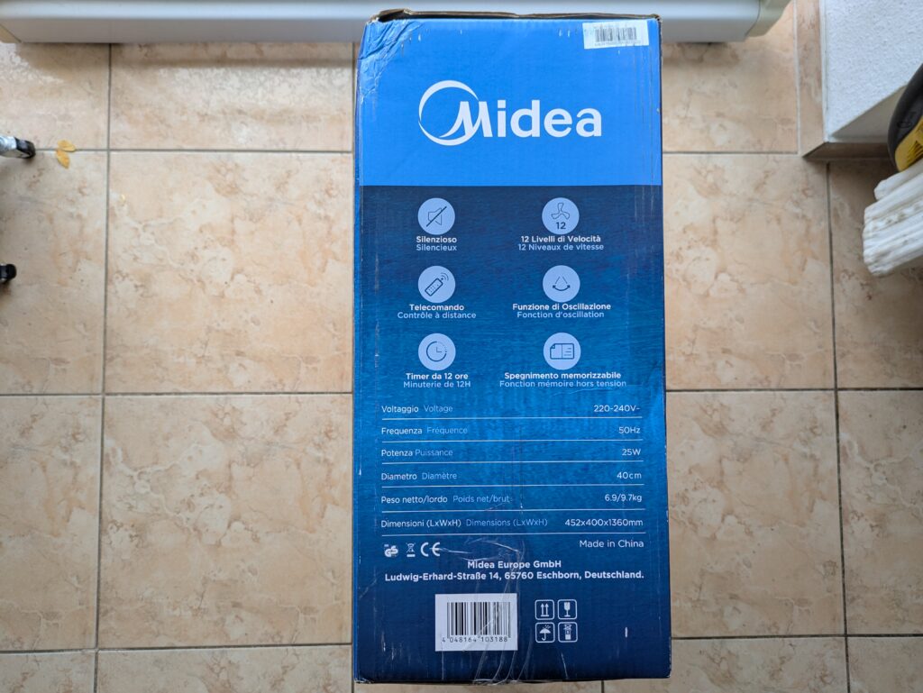 Verpackung des Midea FS40-16CR Standventilators von der Seite