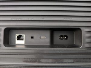 Anschlüsse des JBL Authentics 200 Smart Home Bluetooth-Lautsprechers nah
