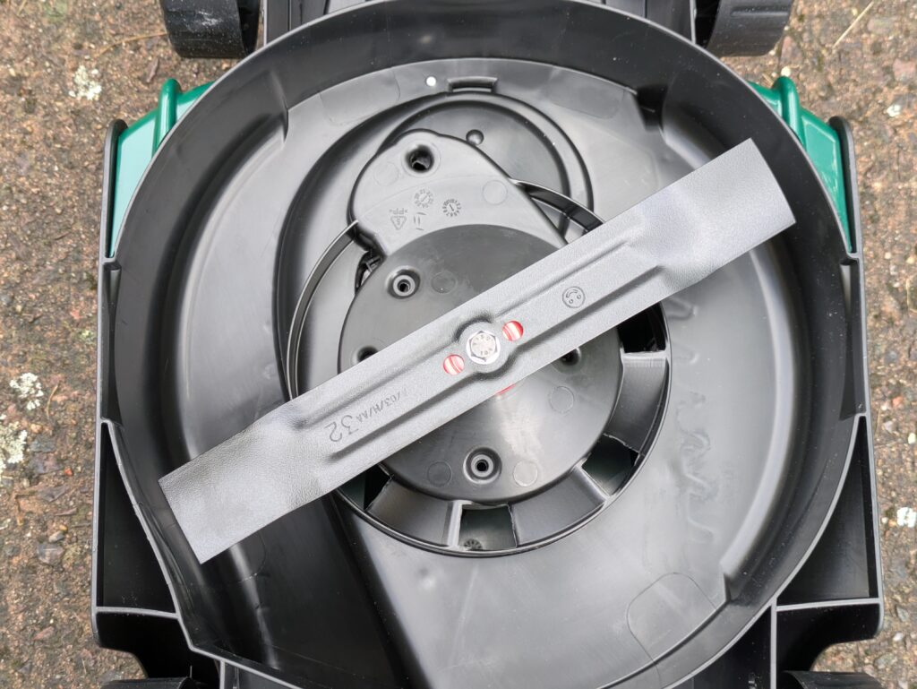 Bosch EasyMower 18V-32-200 Akku-Rasenmäher von unten in der Nahansicht