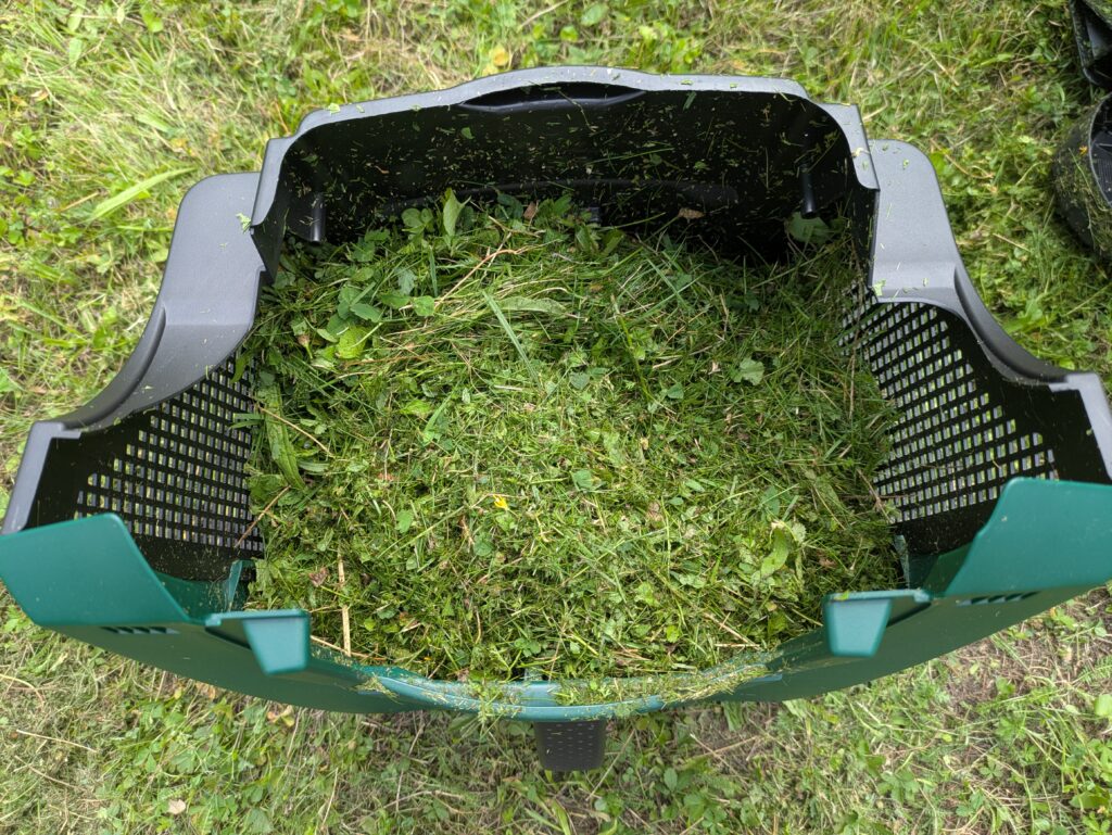 Gras im Fangkorb des Bosch EasyMower 18V-32-200 Akku-Rasenmähers
