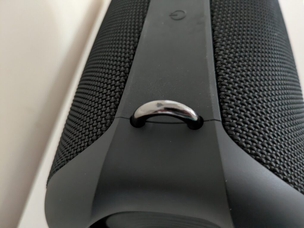 Gurthalterung des Tribit StormBox Lava Bluetooth-Lautsprechers von links