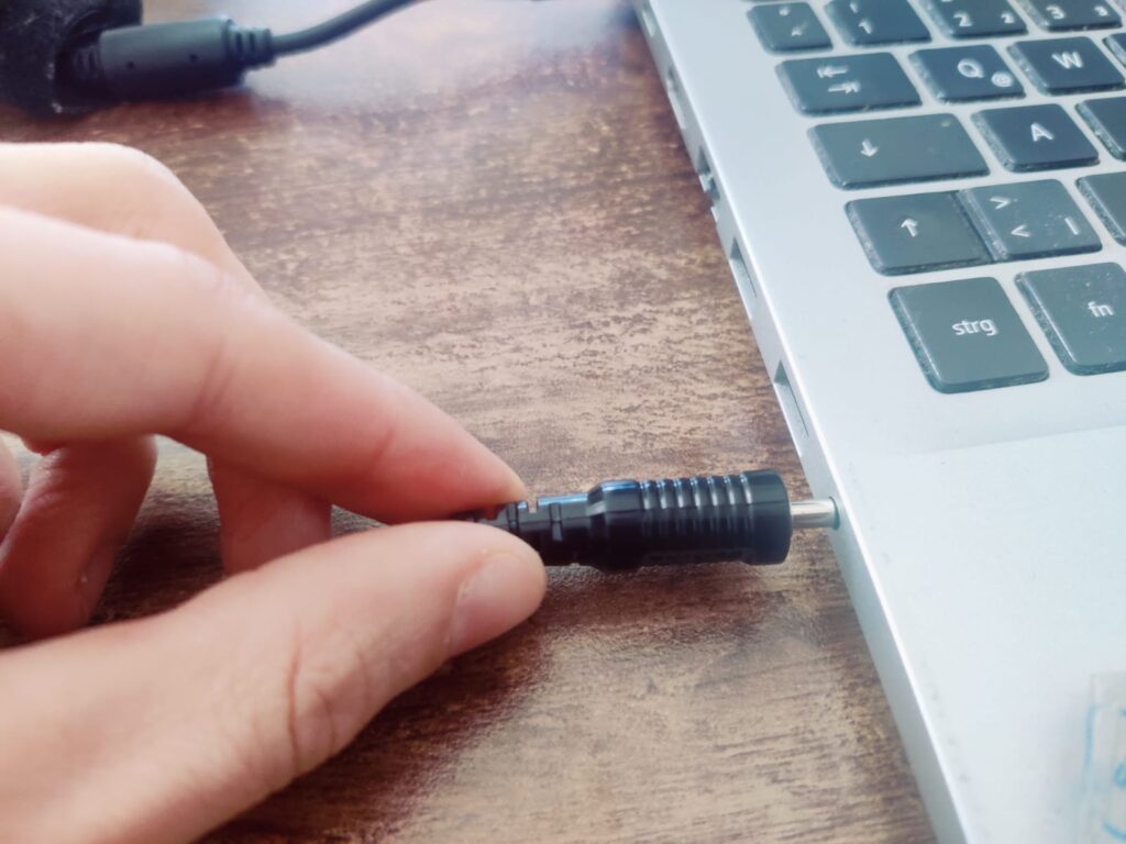 Philips Audio SHP2500/10 Over-Ear-Kopfhörer angeschlossen an Laptop