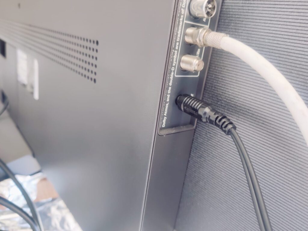 Philips Audio SHP2500/10 Over-Ear-Kopfhörer angeschlossen an TV