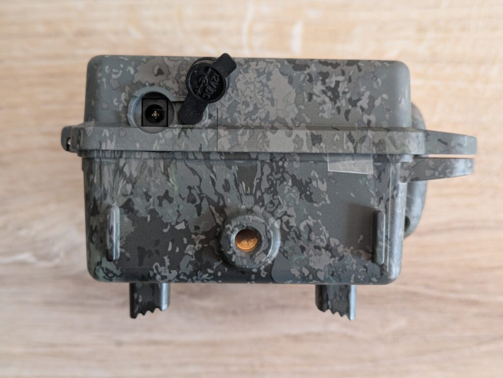 Zeiss Secacam 5 Wildkamera von unten mit offenen Netzanschluss