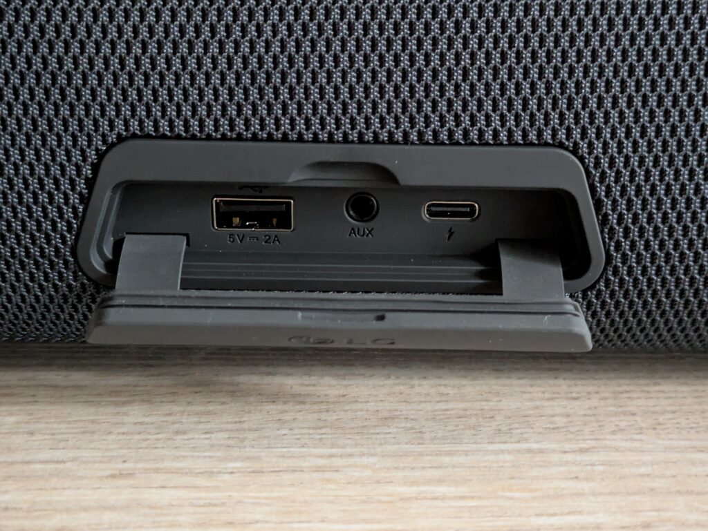 LG XBOOM Go DXG7 Bluetooth-Lautsprecher Anschlussklappe geöffnet