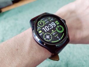 Mobvoi TicWatch Pro 5 Smartwatch mit Lederarmband am Handgelenk