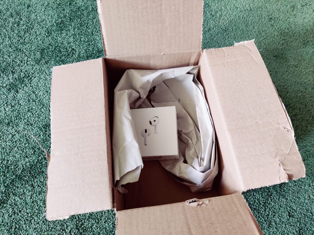 Apple AirPods (4. Generation) In-Ear-Kopfhörer Umverpackung offen